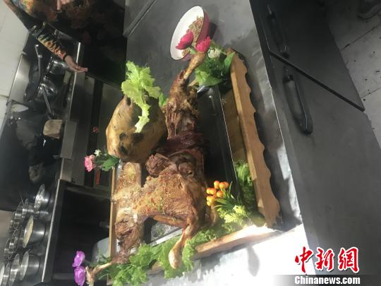 图为现场烤好的烤全羊。　张帆 摄