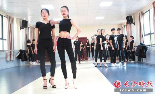 在长沙微力量艺术培训学校参加集训的考生们正在紧张地备战艺考。