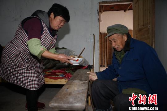 黄华芬送饭路上。　刘林 摄