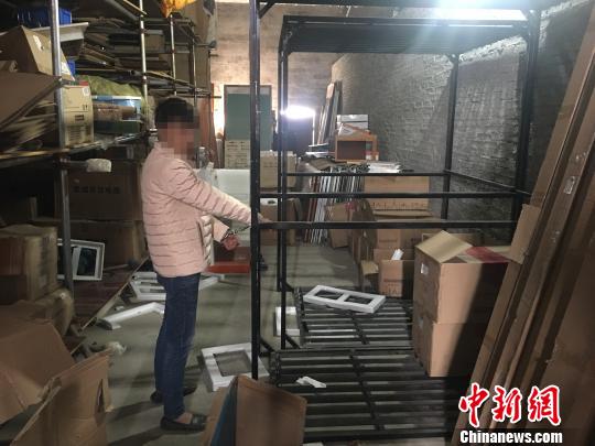 图为犯罪嫌疑人李某及其盗窃的物品。　陈业方 摄