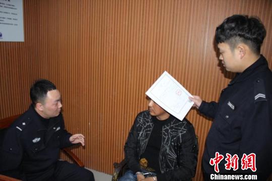 图为：民警调查案情 叶明銮 摄