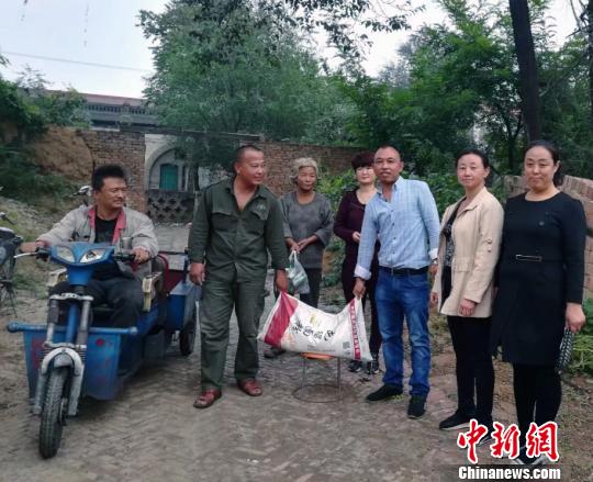 2017年7月，李素春和村里的热心人士发起成立了志愿服务队。　李红卫 摄