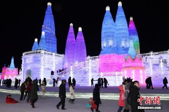 2月19日，哈尔滨冰雪大世界景区游客众多，迎来春节旅游高峰。第十九届冰雪大世界将中国共建“百花园”主张与冰雪艺术相融，以冰雪还原“一带一路”沿线的经典景观与人文风采，建设各国游客共享的“冰雪百花园”。园区内，可以乘坐“冰雪专列”畅游莫斯科红场、哈萨克小镇，到曼谷打大象冰滑梯，甚至抵达“南北极”，在全球“穿越之旅”中感受冰雪魅力。图为游人在冰雪大世界园区内尽情享受着冰雪的乐趣。<a target=\'_blank\' href=\'http://www.chinanews.com/\'><p class=