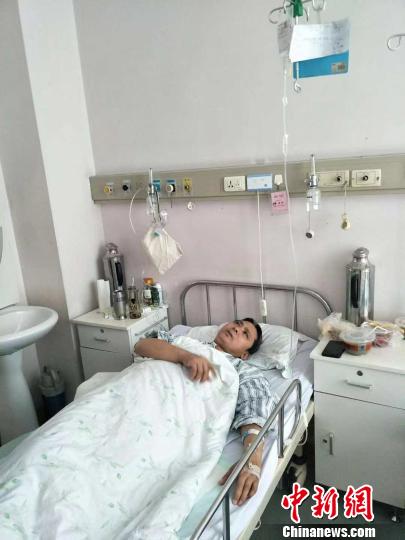 图为躺在病床上的姚凯峰 通讯员 摄