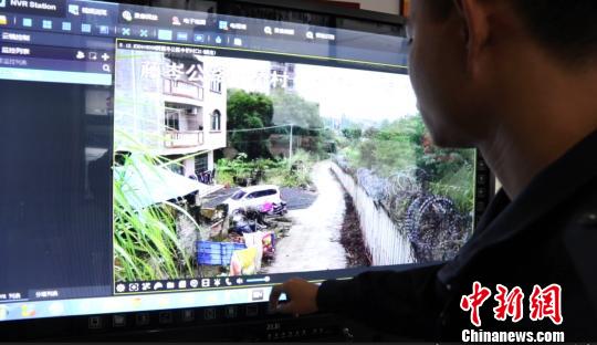 铁路民警通过视频查找刘某行动轨迹 潘宏任 摄