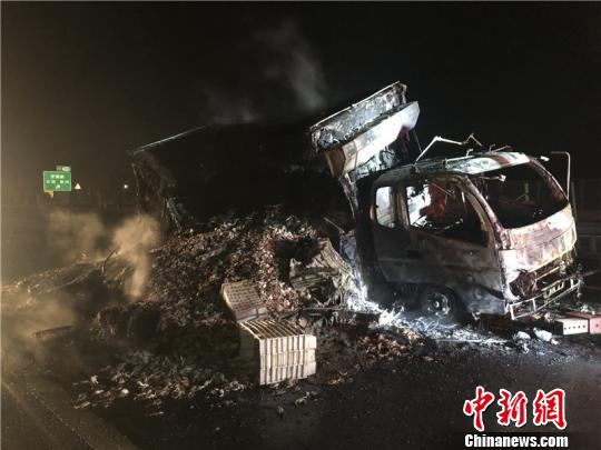 图为事故现场 宁波高速交警供图