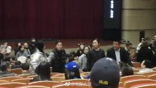 “霸座”事件现场。图片来源：“戏剧大盗”微博截图