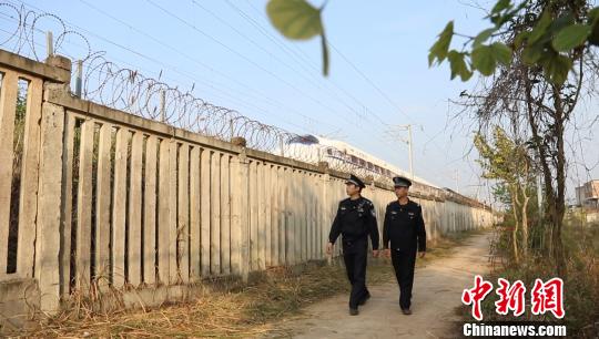 铁路民警巡查防护网. 潘宏任 摄