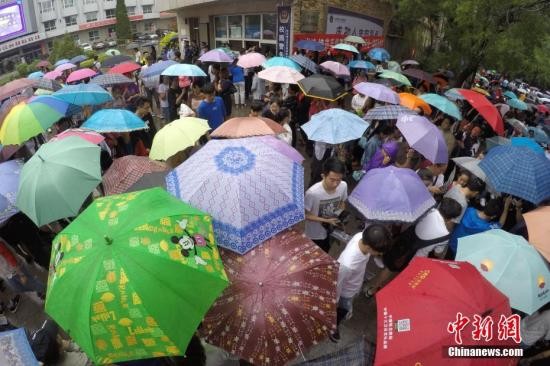 资料图：陪考家长迎接考生。<a target=\'_blank\' href=\'http://www.chinanews.com/\'><p class=