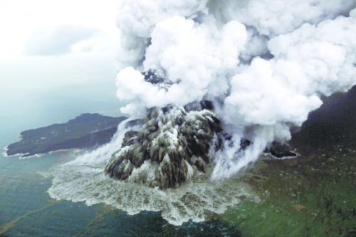 印度尼西亚巽他海峡喀拉喀托火山
22 日喷发引发的海啸已导致近 400 人遇难，图为23日火山航拍图。