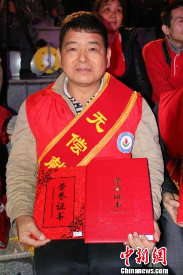 图为翟才彦获得相关荣誉证书。 钟欣 摄