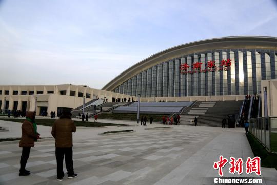 12月26日，济南至青岛高速铁路(简称济青高铁)正式开通运营。济青高铁西起济南东站，东至青岛市红岛站，线路全长307.9公里，设11座车站。图为济南东站。　沙见龙 摄