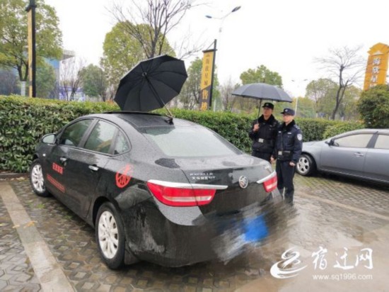 泗阳民警雨中守候1