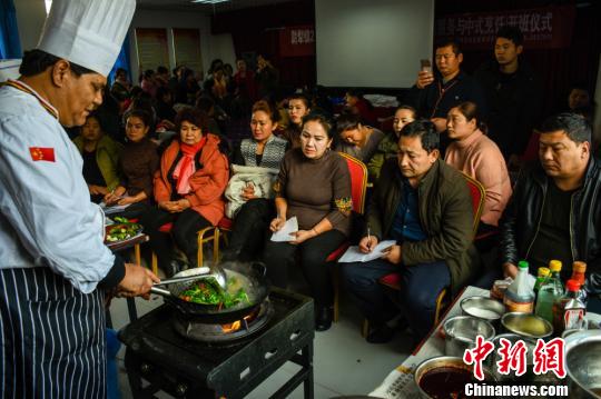 尉犁县开展的烹饪就业技能培训班。 李飞 摄