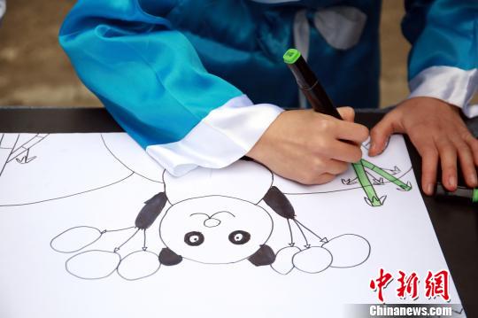 小学生在画大熊猫。　朱柳融 摄