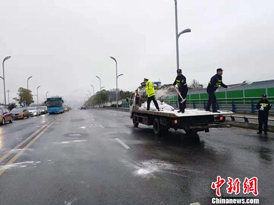 贵阳交警12月上旬撒盐除冰现场。贵阳交警供图