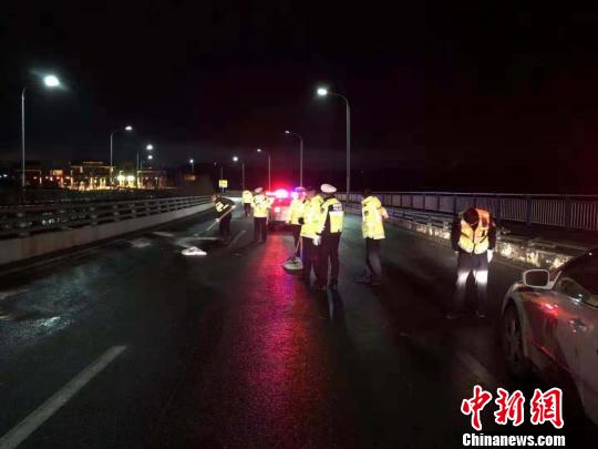 贵阳交警12月上旬撒盐除冰现场。贵阳交警供图