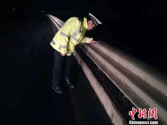 贵阳交警12月上旬撒盐除冰现场。贵阳交警供图