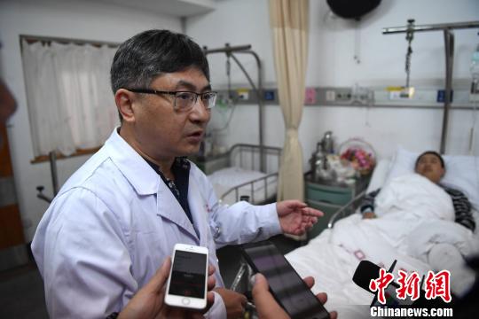 龙岩市第一医院骨科主任邱汉民介绍伤员救治情况。　张斌 摄