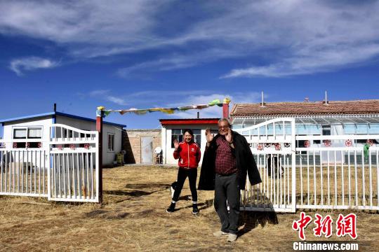 图为谢日布和他的家。　陈文年 摄