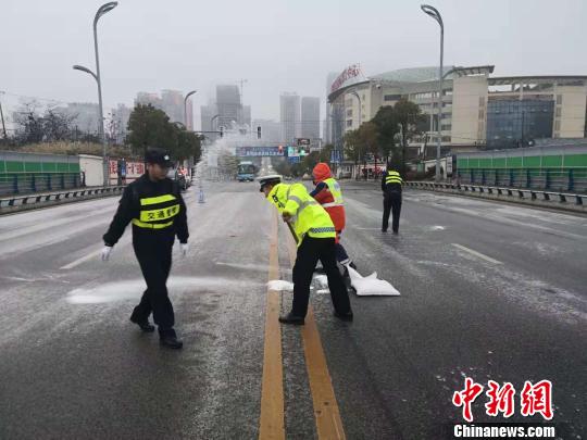 贵阳交警12月上旬撒盐除冰现场。贵阳交警供图