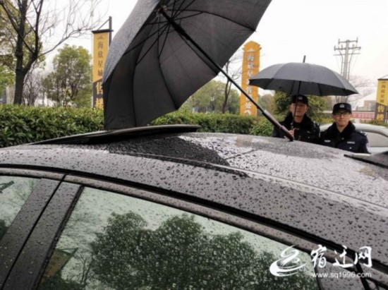 泗阳民警雨中守候2