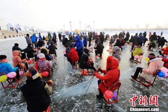 游客参与冰上项目。(资料图) 年磊 摄