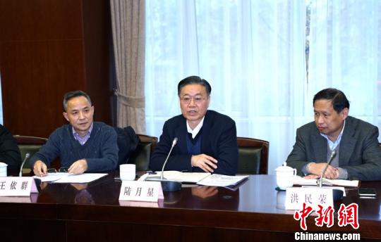 上海市政协人口资源环境建设委员会主任陆月星表示， 承载着城市历史记忆和文化基因的老城厢，是上海重要战略资源。　芊烨 摄