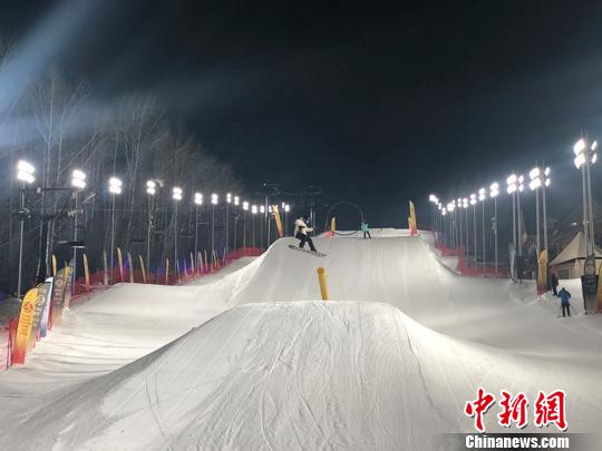 国际单板大师表演。　郭佳 摄