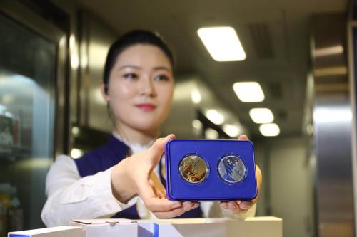 北京2022年冬奥会官方特许商品正式登上高铁列车。 北京铁路局供图 摄影 耿子叶