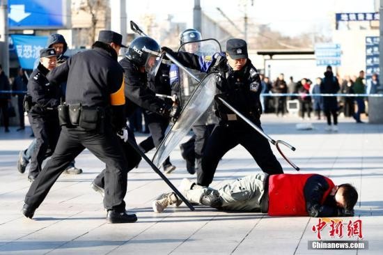 资料图：北京铁路公安开展联合反恐演练。<a target=\'_blank\' href=\'http://www.chinanews.com/\'><p class=
