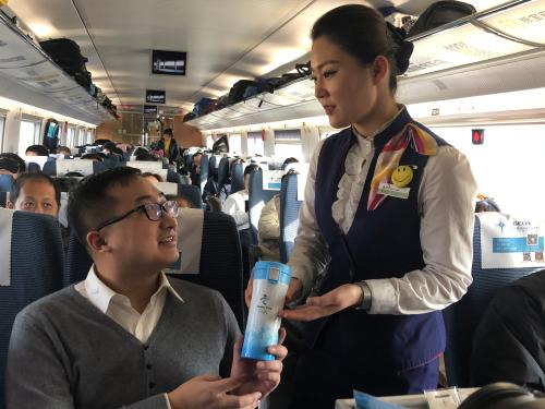 北京2022年冬奥会官方特许商品正式登上高铁(北京铁路局供图 摄影 耿子叶)