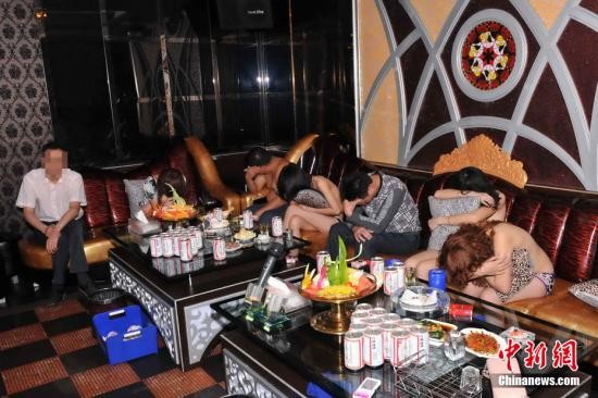 17日晚至18日凌晨，广西南宁警方出动1380人突击当地多个大小娱乐场所，控制审查各类嫌疑人员1196人，其中抓捕强行收取“保护费”、充当“地下出警队”的涉黑涉恶团伙成员83人、涉毒人员460人、涉赌人员184人。警方表示，这是南宁近年来规模最大的专项打击行动，目的在于进一步净化社会治安环境。图为现场抓获的涉黄裸聊嫌疑人。<a target=\'_blank\' href=\'http://www.chinanews.com/\'><p class=