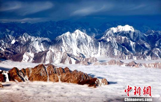 图为三江源山峰。(资料图) 三江源国家公园管理局 摄