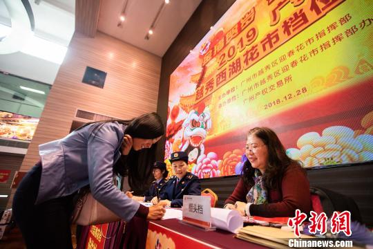 竞标现场 胡瀛斌 摄