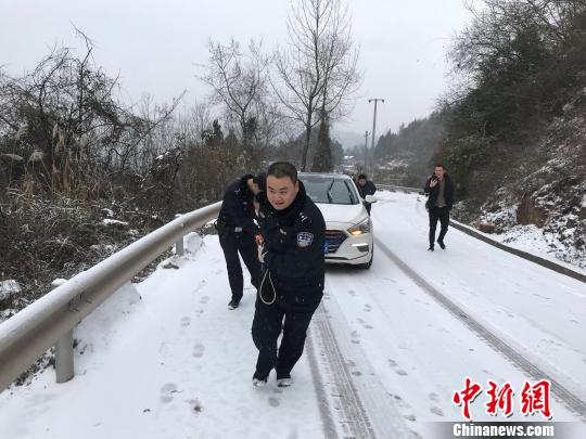 万源草坝派出所民警用绳子拉车前行。 钟欣 摄