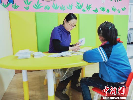 图为老师和学生在西宁特殊教育资源教室。　张海雯 摄