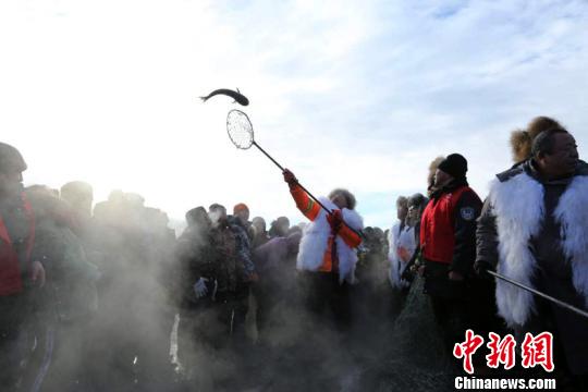 五大连池冬捕现场(五大连池风景区供图)