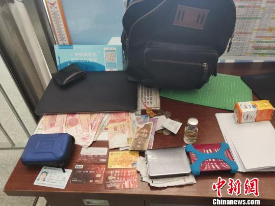 万元财物大意遗漏车站 东莞铁警迅速找回失主 赵雅婷 摄
