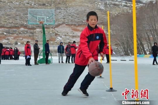 图为湟源申中乡中心学校的初三学生正在进行体育中考全真模拟考试。　鲁丹阳 摄