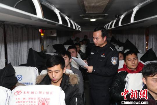 图为，抓捕现场 冯威 摄