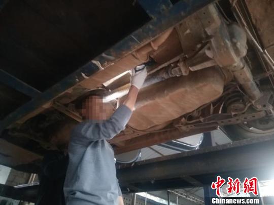 图为藏在车中的毒品被查获 鲁鑫 摄