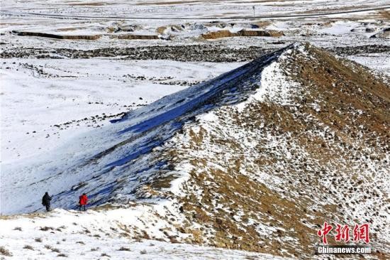 近日,位于甘肃省最西端的阿克塞哈萨克族自治县的哈尔腾地区迎来下雪天,为哈尔腾草原披上了“冬日银装”。蓝天白云的映衬下,雪山层峦叠嶂,处处呈现银装素裹的高原雪景。 高宏善 摄