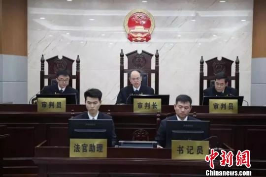 江苏省高级法院院长、二级大法官夏道虎任审判长。　刘元华 摄