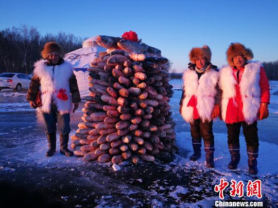 冬捕上来的矿泉鱼(五大连池风景区供图)