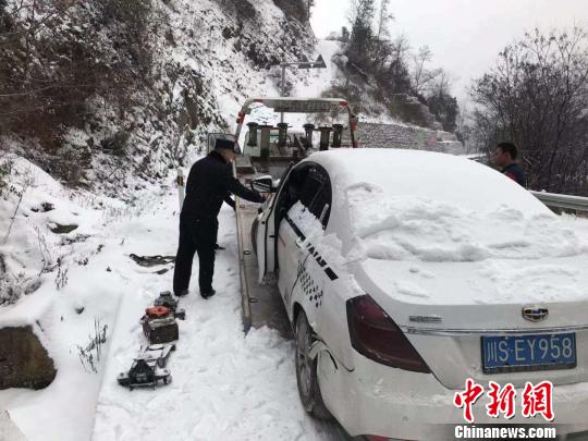 万源大竹派出所民警对无法行驶的车辆给予救助。 钟欣 摄