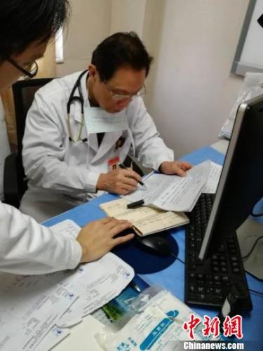 中国工程院院士钟南山出诊 唐贵江 摄