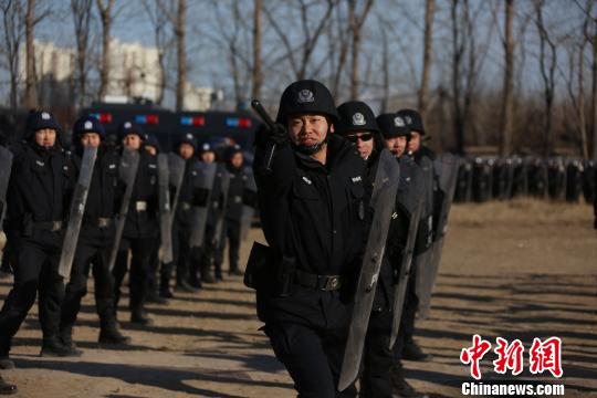 图为香河县公安局特巡警大队警棍盾牌操演练。　宋寿涛 摄