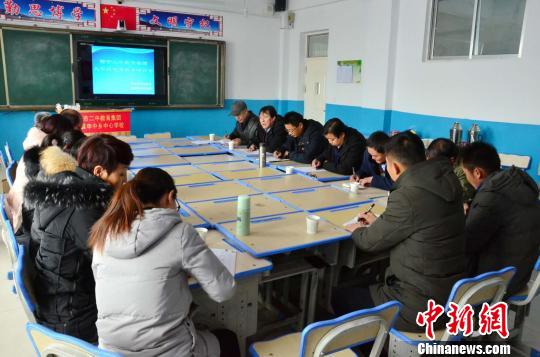 图为在湟源申中乡中心学校开展的西宁二中教育集团九年级教学教育研讨会。　鲁丹阳 摄