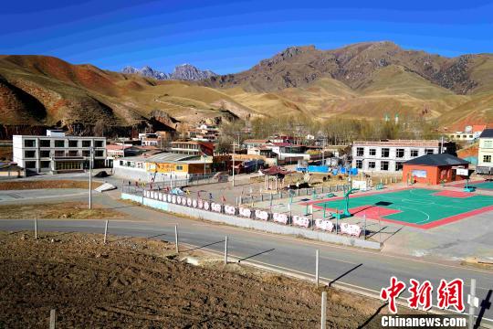 图为由麻拉河村上卓尔山的“摆渡点”全貌。　吴萍 摄